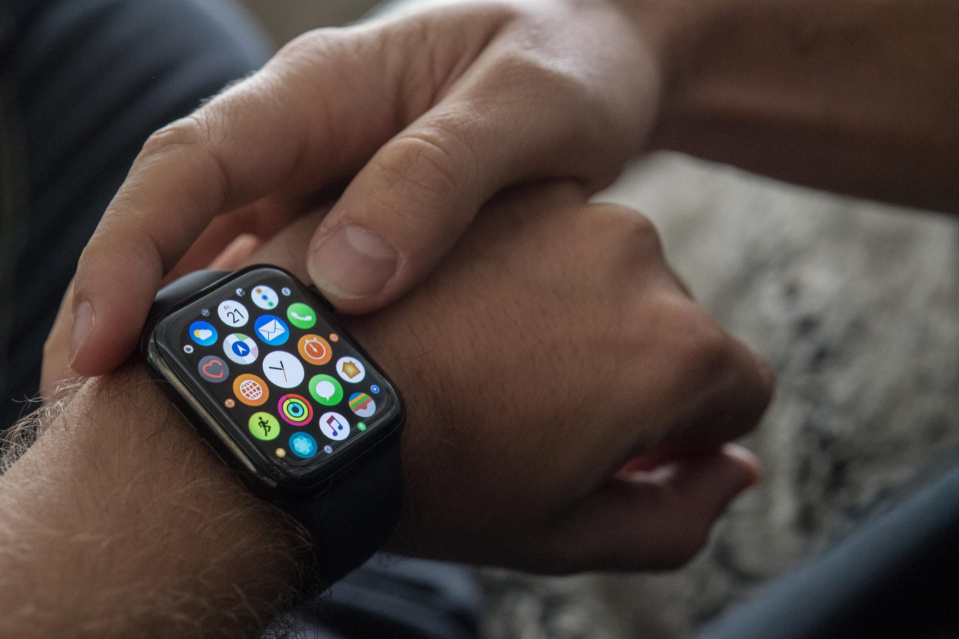 Wie in alten Zeiten: Wenn man bei der neuen Apple Watch 4 durch die Menüs scrollt, klickt die Krone so, als würde man bei einer mechanischen Armbanduhr das Datum einstellen.