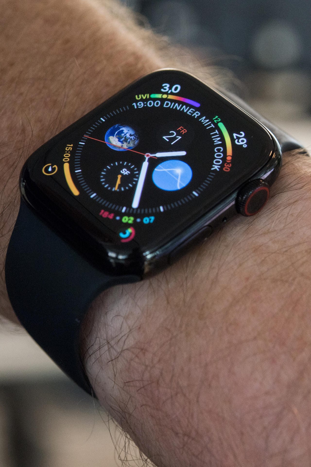 Wetter, Terminkalender und nebenbei auch noch die Uhrzeit: Die Apple Watch Series 4 ist ab 429 Euro zu haben.