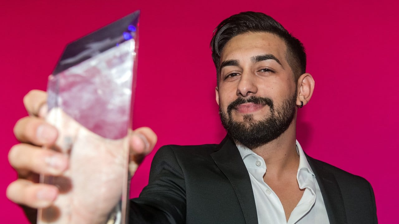 Zejhun Demirov ist als bester Jungdarsteller ausgezeichnet worden. Zejhun Demirov ist als bester Jungdarsteller ausgezeichnet worden.