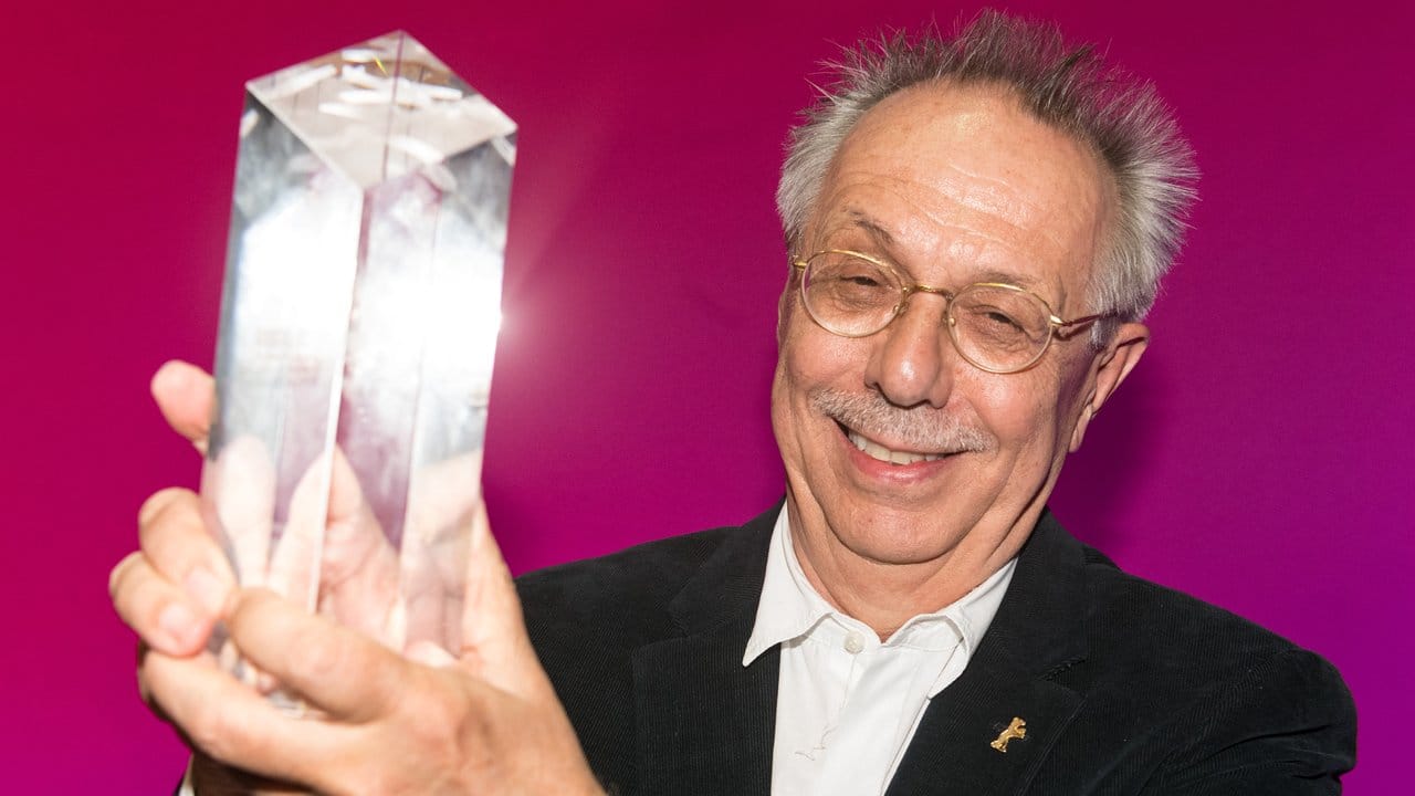 Berlinale-Direktor Dieter Kosslick hat den Ehrenpreis erhalten. Berlinale-Direktor Dieter Kosslick hat den Ehrenpreis erhalten.