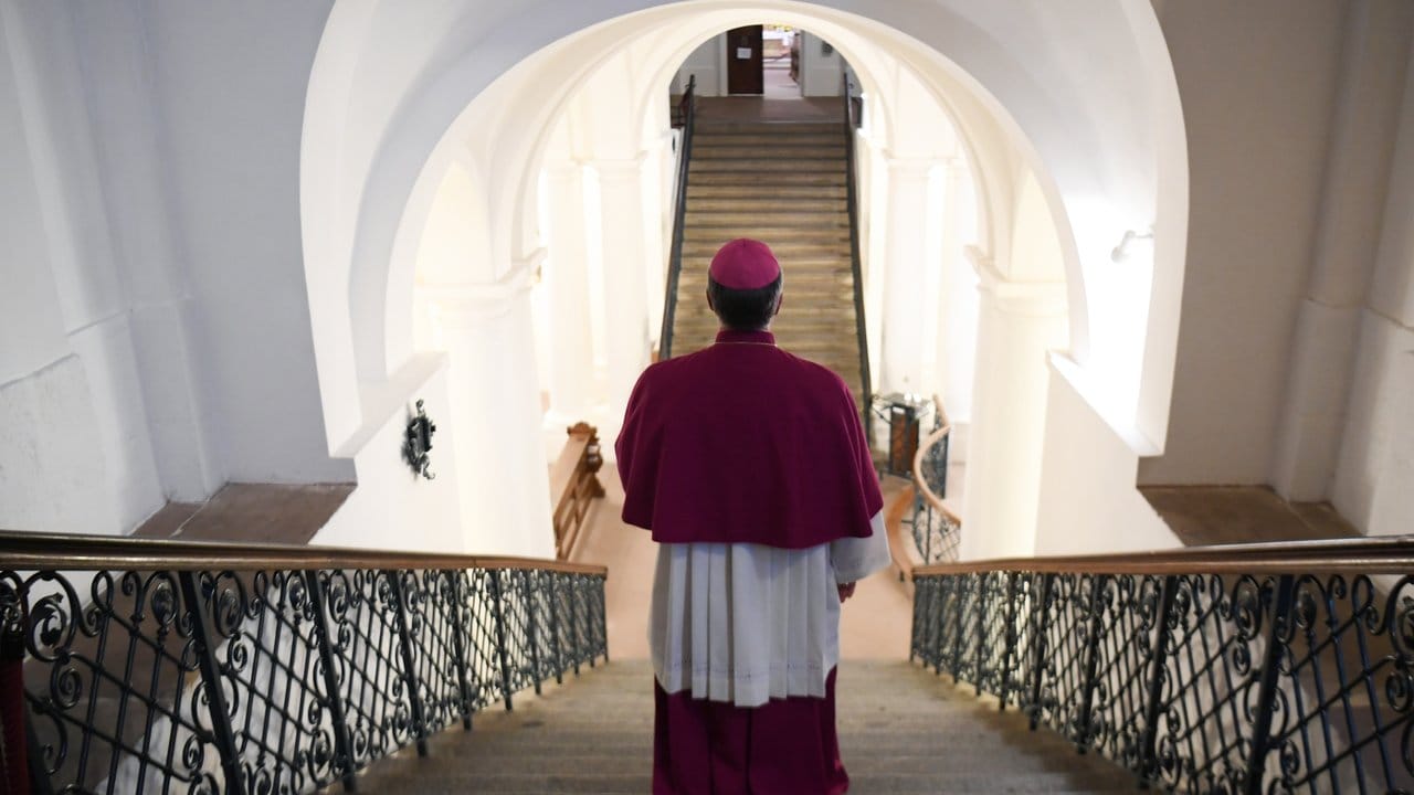 Udo Bentz, Weihbischof in Mainz, geht zu Beginn des Eröffnungsgottesdiensts die Treppe zur Bonifatius-Gruft hinunter.