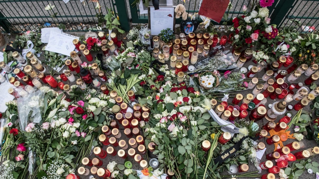 Blumen, Kerzen und Gedenkschreiben liegen im März am Eingang zur Eisschnelllaufhalle an der Konrad-Wolf-Straße in Berlin zum Gedenken an die ermordete Schülerin.