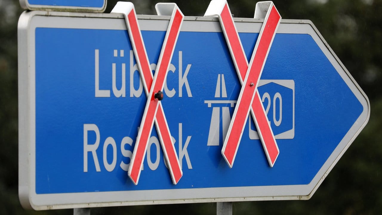 Nichts geht mehr: Auf der A20 sind die Hinweise auf Rostock und Lübeck durchgestrichen.