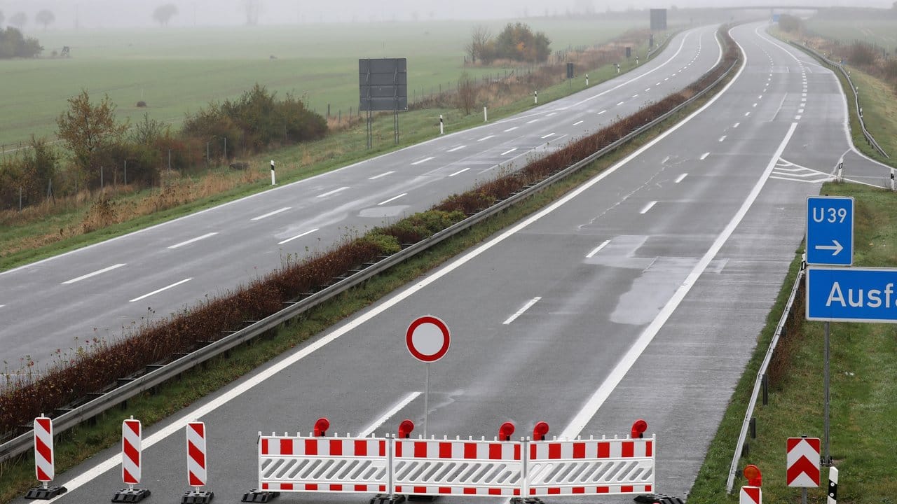 Gähnende Leere: Die gesperrte Autobahn A20 zwischen den Anschlussstellen Bad Sülze und Tribsees in Mecklenburg-Vorpommern im November 2017.
