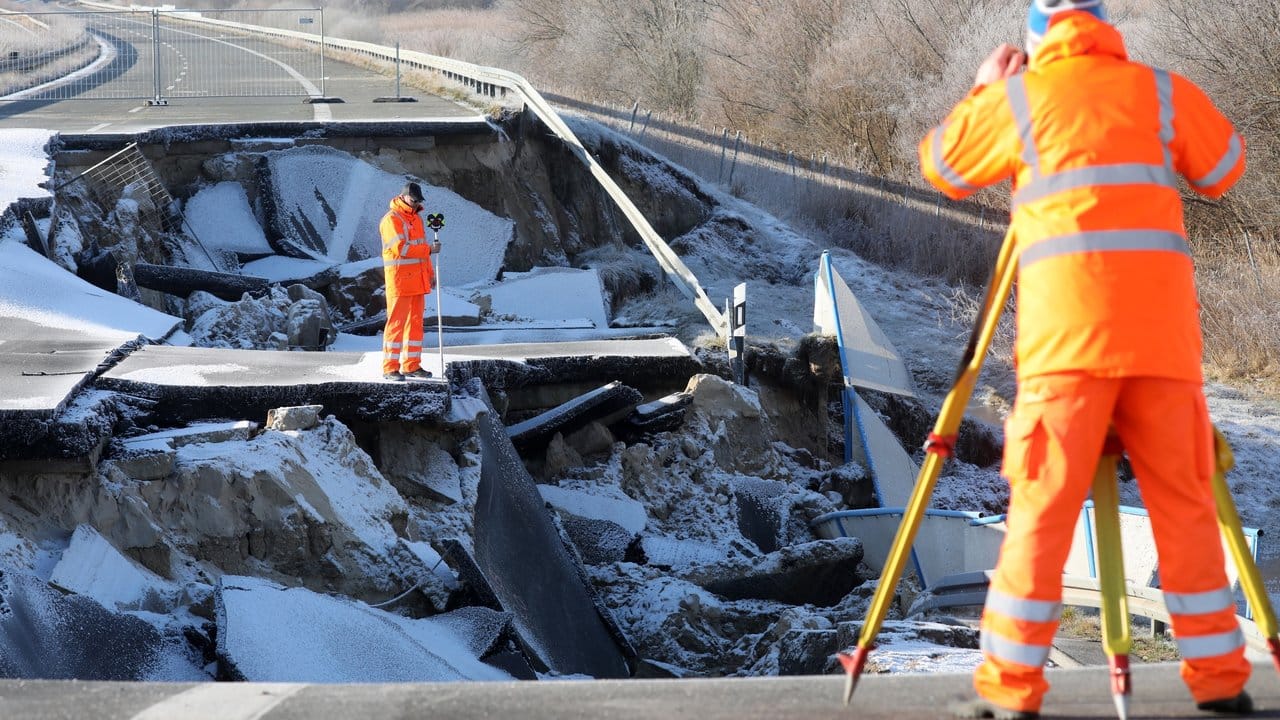 So sah es im Februar 2018 aus: Vermesser scannen die abgesackte Ostseeautobahn bei Tribsees.