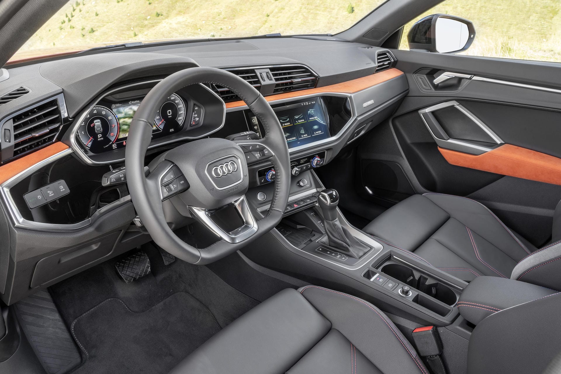 Der Innenraum: Das Cockpit übernimmt die Displays der großen Audi-Limousinen.
