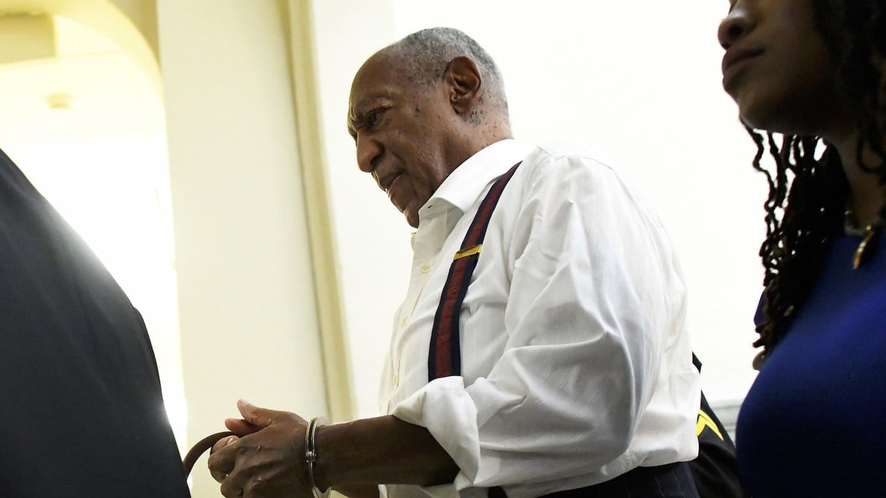 Bill Cosby wird in Handschellen aus dem Gerichtssaal geführt.