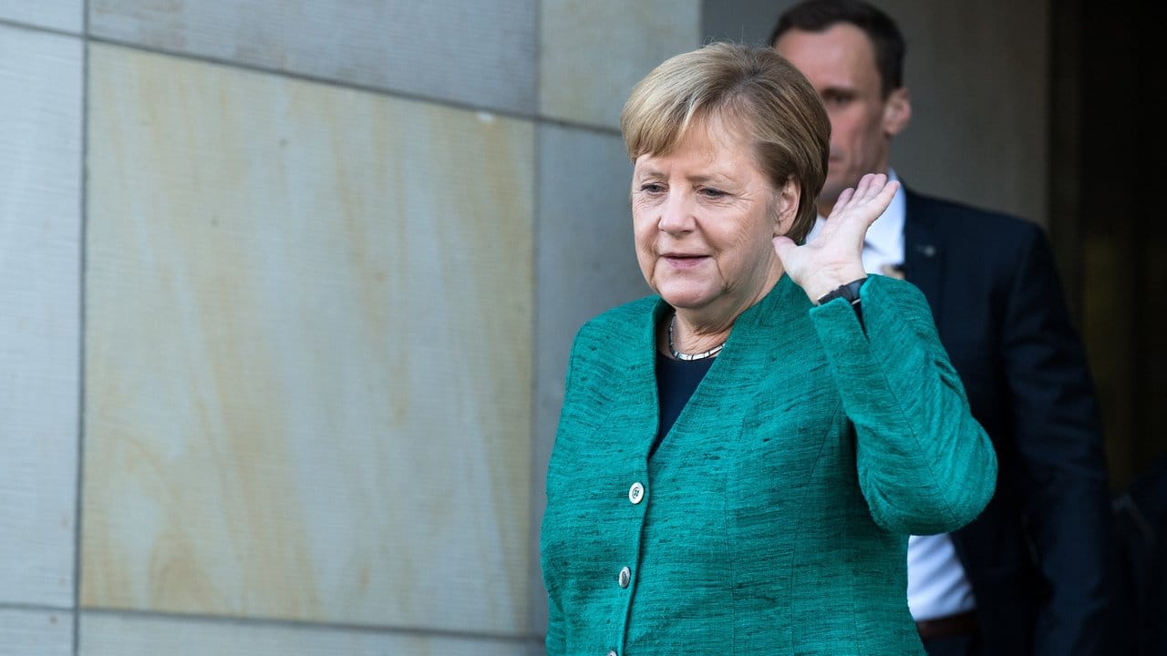 Angela Merkel kommt nach der Sitzung der CDU/CSU-Bundestagsfraktion aus dem Bundestag.