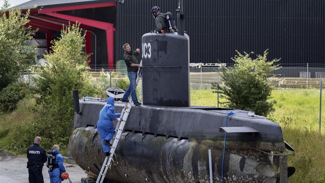 Polizeibeamte besteigen im August 2017 das U-Boot "Nautilus" des dänischen Ingenieurs Peter Madsen.