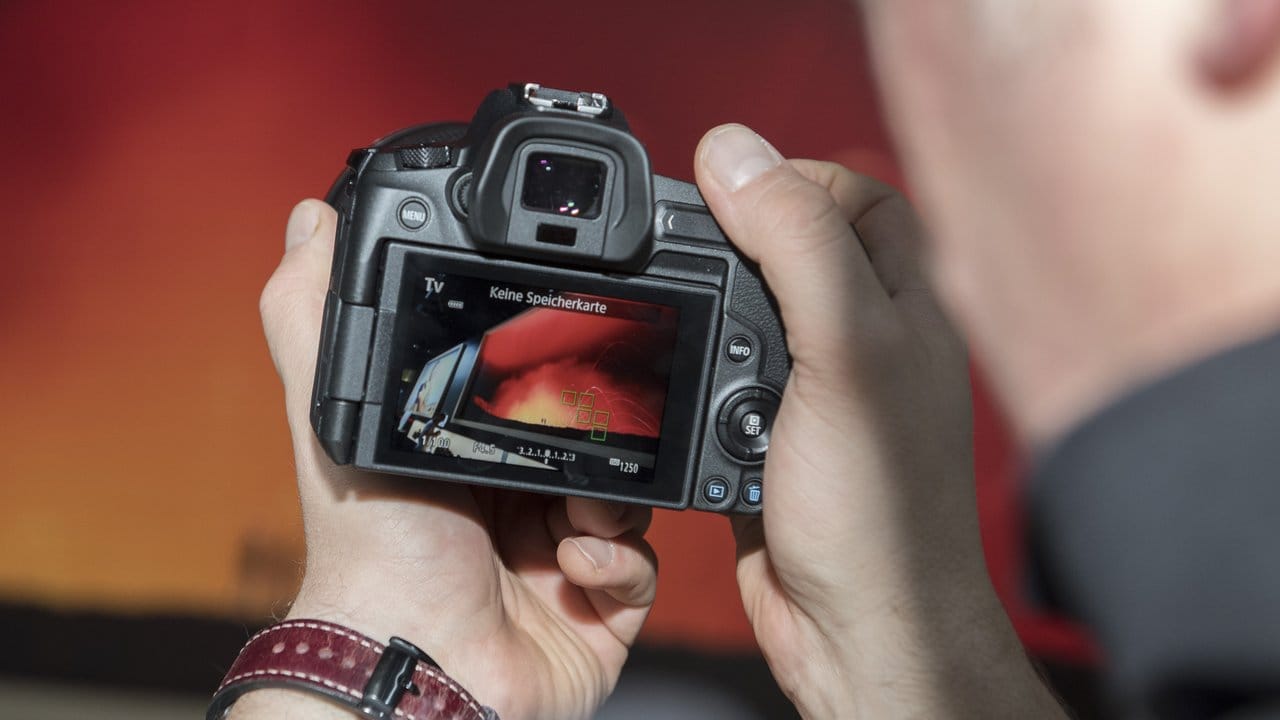 Die Canon EOS R ist primär auf Touchscreen-Bedienung ausgelegt.