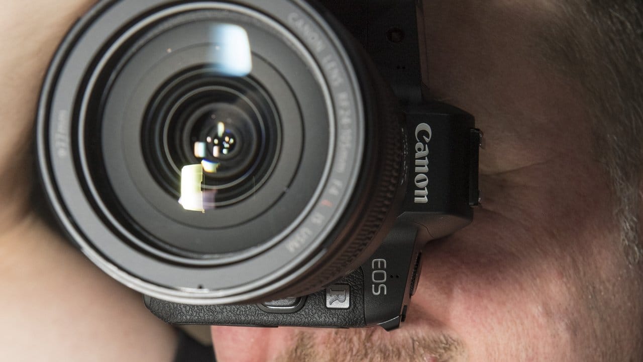 Canon hat mit der EOS R seine erste spiegellose Systemkamera im Vollformat präsentiert.