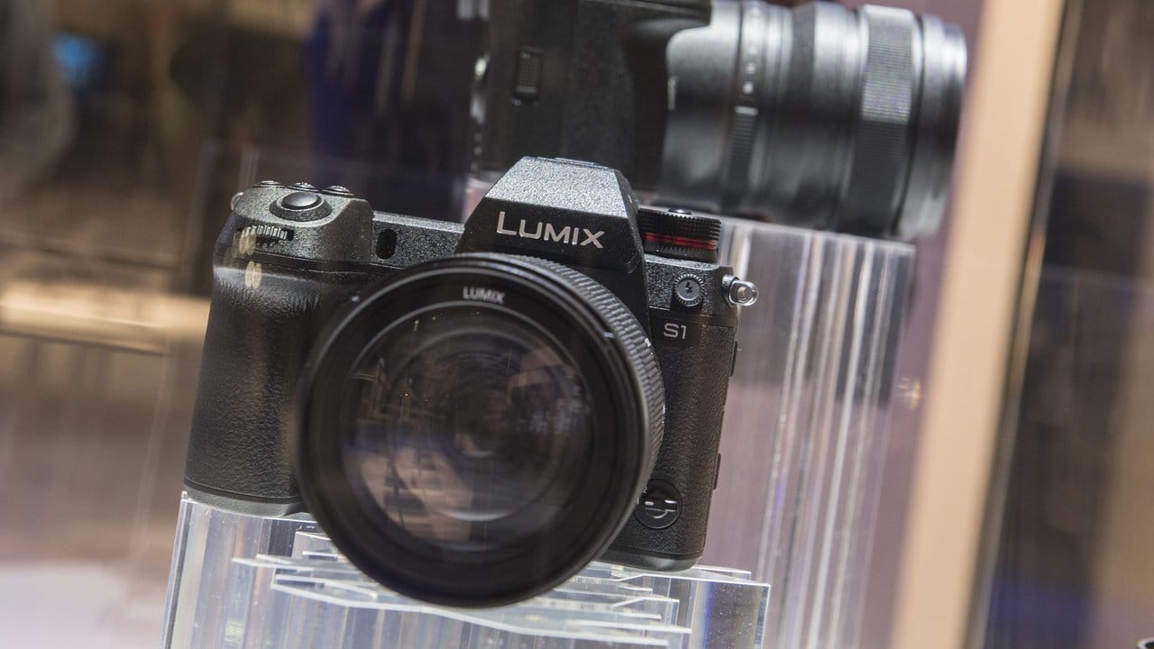 Die Panasonic Lumix S1 (im Bild das Vorserienmodell) unterscheidet sich von der großen Schwester S1R nur in der Anzahl der Pixel.