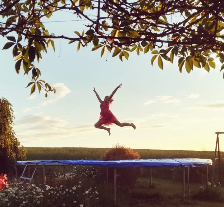 Mädchen springt auf Trampolin