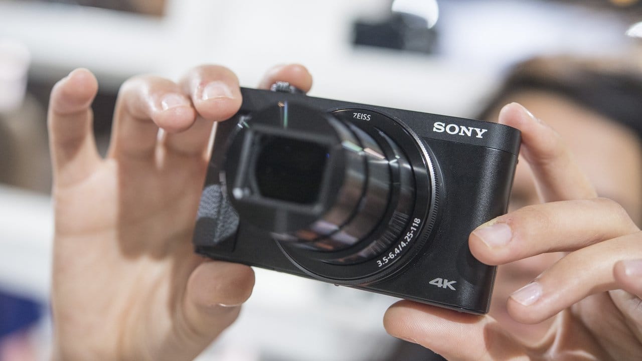 Die schlanke Reisekamera HX 99 von Sony hat einen ausfahrbaren elektronischen OLED-Sucher und einen 30-fachen Zoom.