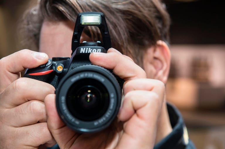 Nikon zeigt eine Spiegelreflex-Neuvorstellung: Das überarbeitete Einsteigermodell D3500 mit DX-Sensor.