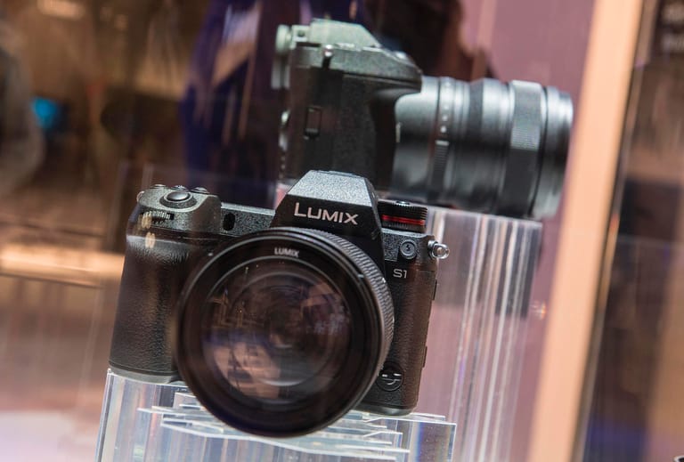 Die Panasonic Lumix S1 (im Bild das Vorserienmodell) unterscheidet sich von der großen Schwester S1R nur in der Anzahl der Pixel.