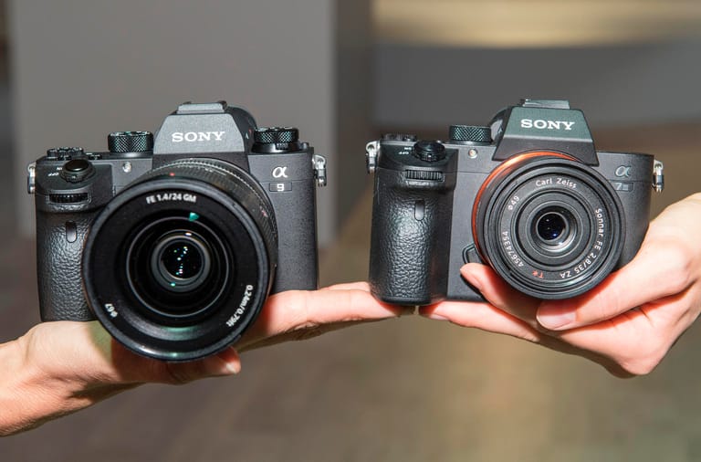 Vollformat-Systemkamera-Pionier Sony ist mit den Modellen Alpha 9 (l) und Alpha 7 III (r) auf der Photokina. Foto: