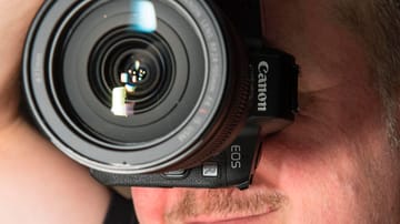 Canon hat mit der EOS R seine erste spiegellose Systemkamera im Vollformat präsentiert.