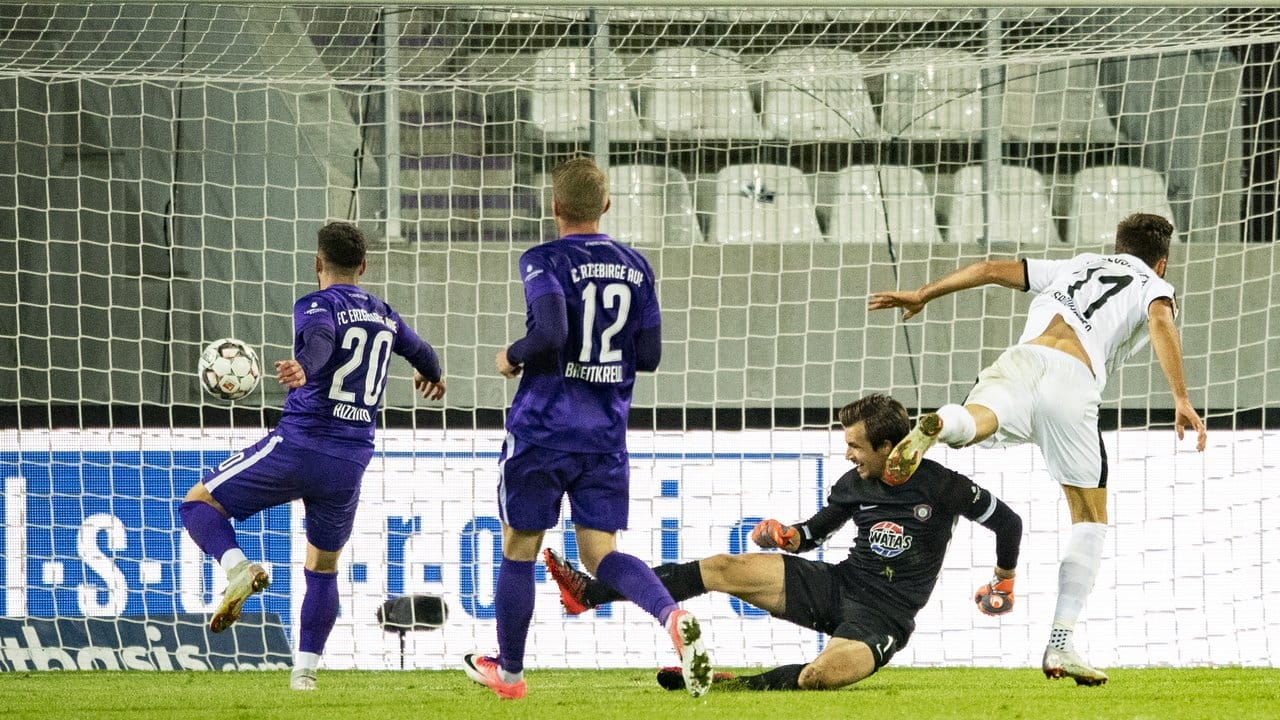 Aues (l-r) Calogero Rizzuto, Steve Breitkreuz und Torwart Martin Männel können das Tor zum 2:0 für Sandhausen durch Fabian Schleusener nicht verhindern.