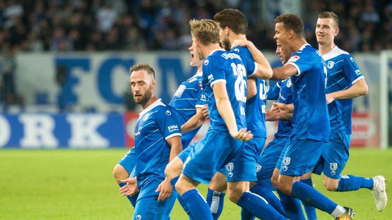 Die Magdeburger stürmen nach der zwischenzeitlichen 3:2-Führung gegen Duisburg jubelnd über das Spielfeld.