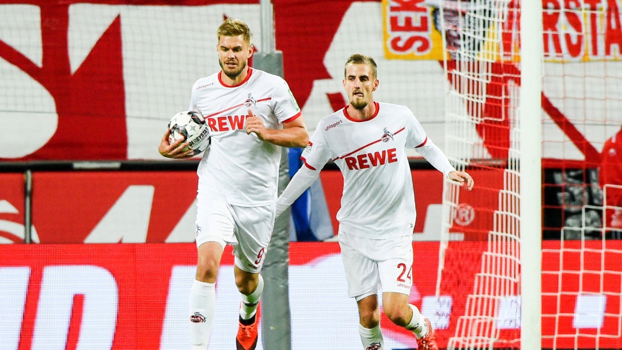 Kölns Simon Terodde (l) feiert mit Dominick Drexler seinen Treffer zum 1:1 per Elfmeter.