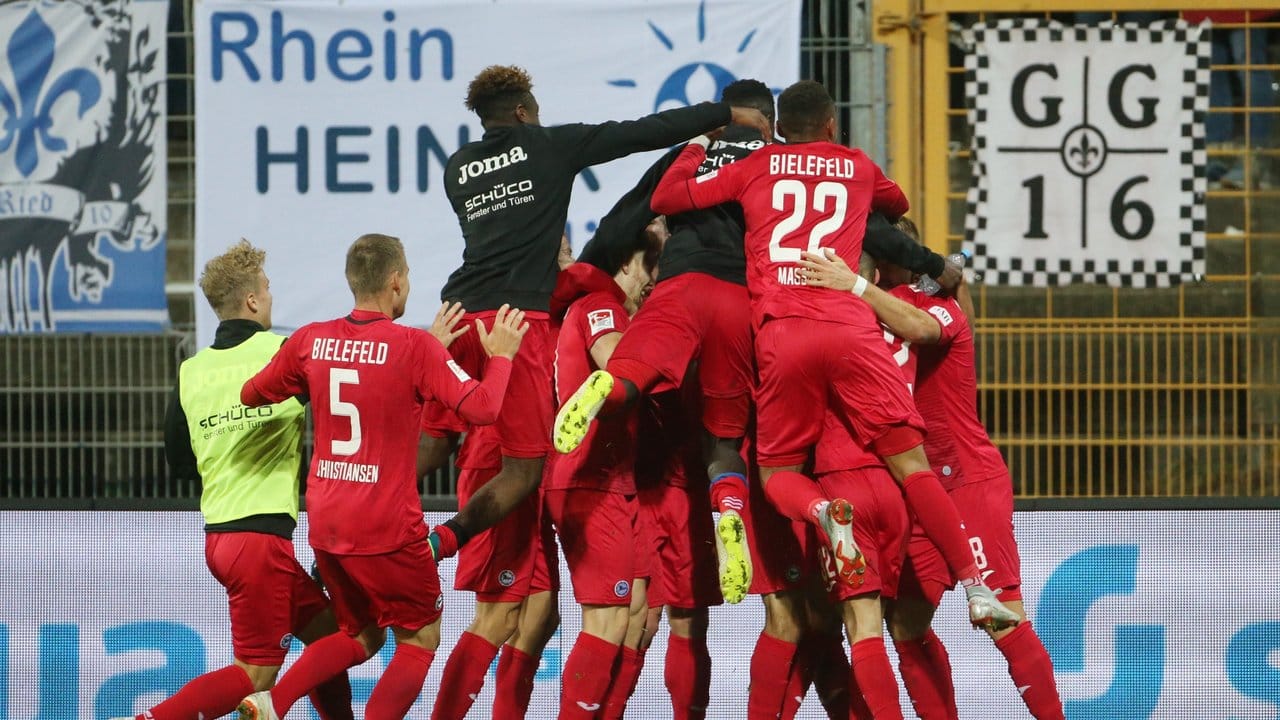 Mit einem Doppelschlag hat Arminia Bielefeld das Spiel in Darmstadt noch gedreht und siegt 2:1.
