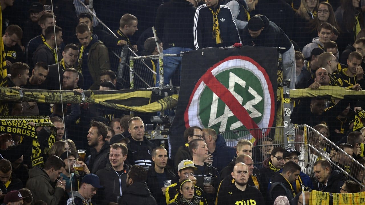 Fans von Dortmund protestieren gegen den DFB.