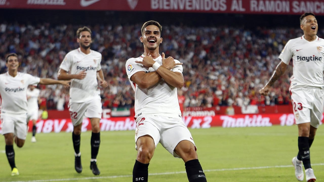 Sevillas Doppeltorschütze Andre Silva (M) jubelt über einen seiner Treffer gegen Real Madrid.