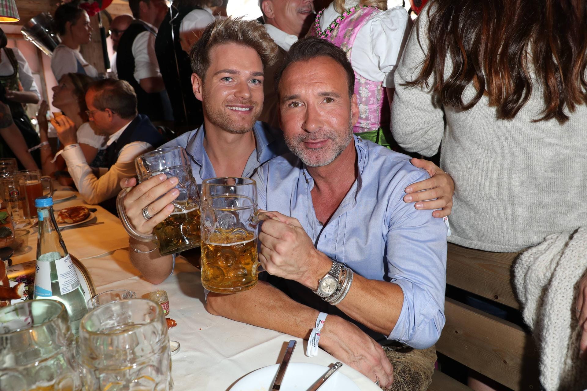 Bier her: Jochen Bendel und sein Freund Matthias Pridoehl genießen ihre Zeit in der Käfer-Schänke.