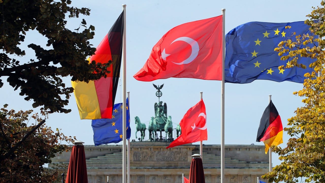 Vor dem Brandenburger Tor kündigen Flaggen den Besuch des türkischen Staatspräsidenten an. Vor dem Brandenburger Tor kündigen Flaggen den Besuch des türkischen Staatspräsidenten an.