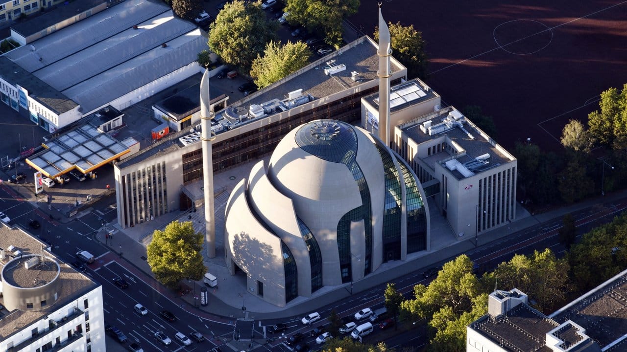Erdogan wird bei seinem Besuch in Deutschland am Samstag die Zentralmoschee des umstrittenen Islamverbands Ditib in Köln eröffnen. Erdogan wird bei seinem Besuch in Deutschland am Samstag die Zentralmoschee des umstrittenen Islamverbands Ditib in Köln eröffnen.