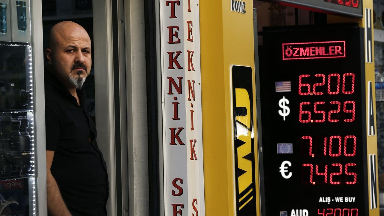 Wechselstube in Istanbul: Die Türkei befindet sich aktuell in einer Währungskrise. Wechselstube in Istanbul: Die Türkei befindet sich aktuell in einer Währungskrise.