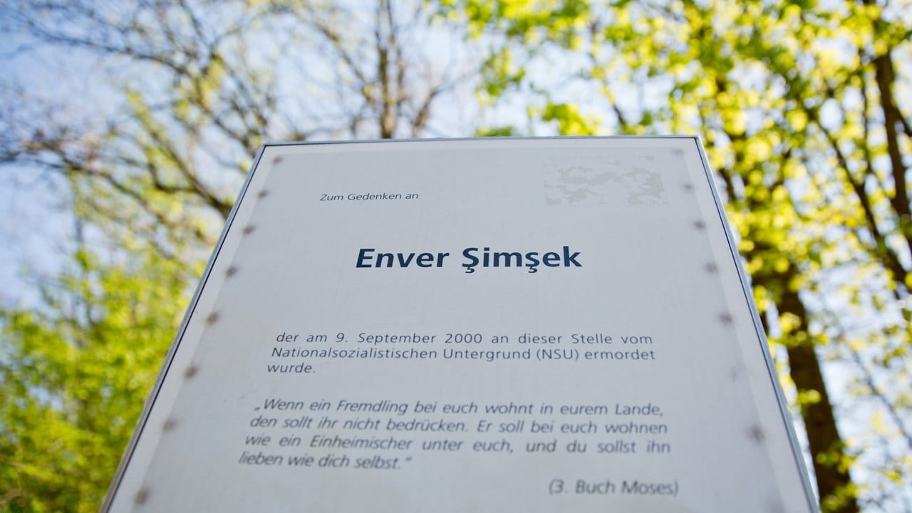 Gedenktafel an den vom NSU ermordeten Enver Simsek am Tatort in Nürnberg.
