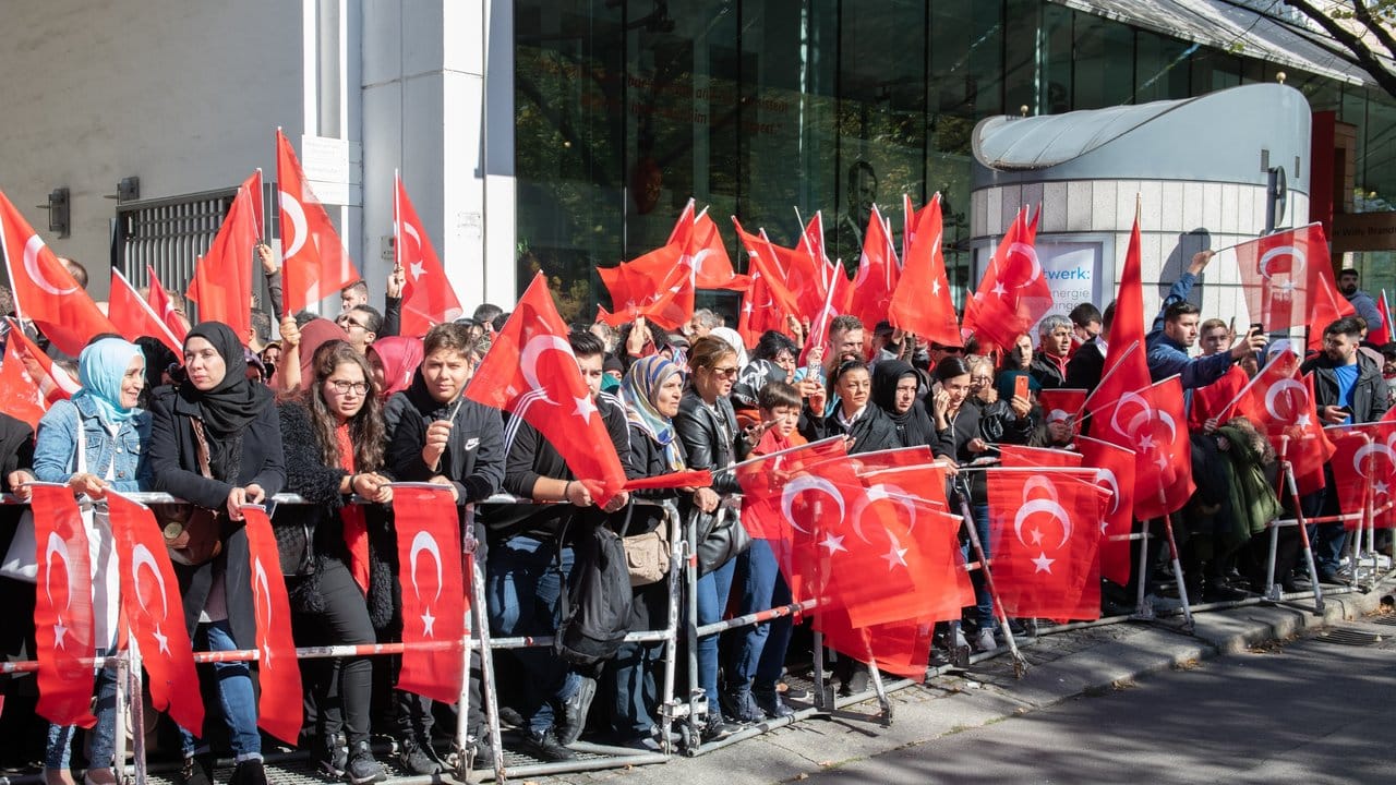 Erdogan-Sympathisanten warten in Berlin auf die Ankunft des türkischen Präsidenten. Erdogan-Sympathisanten warten in Berlin auf die Ankunft des türkischen Präsidenten.