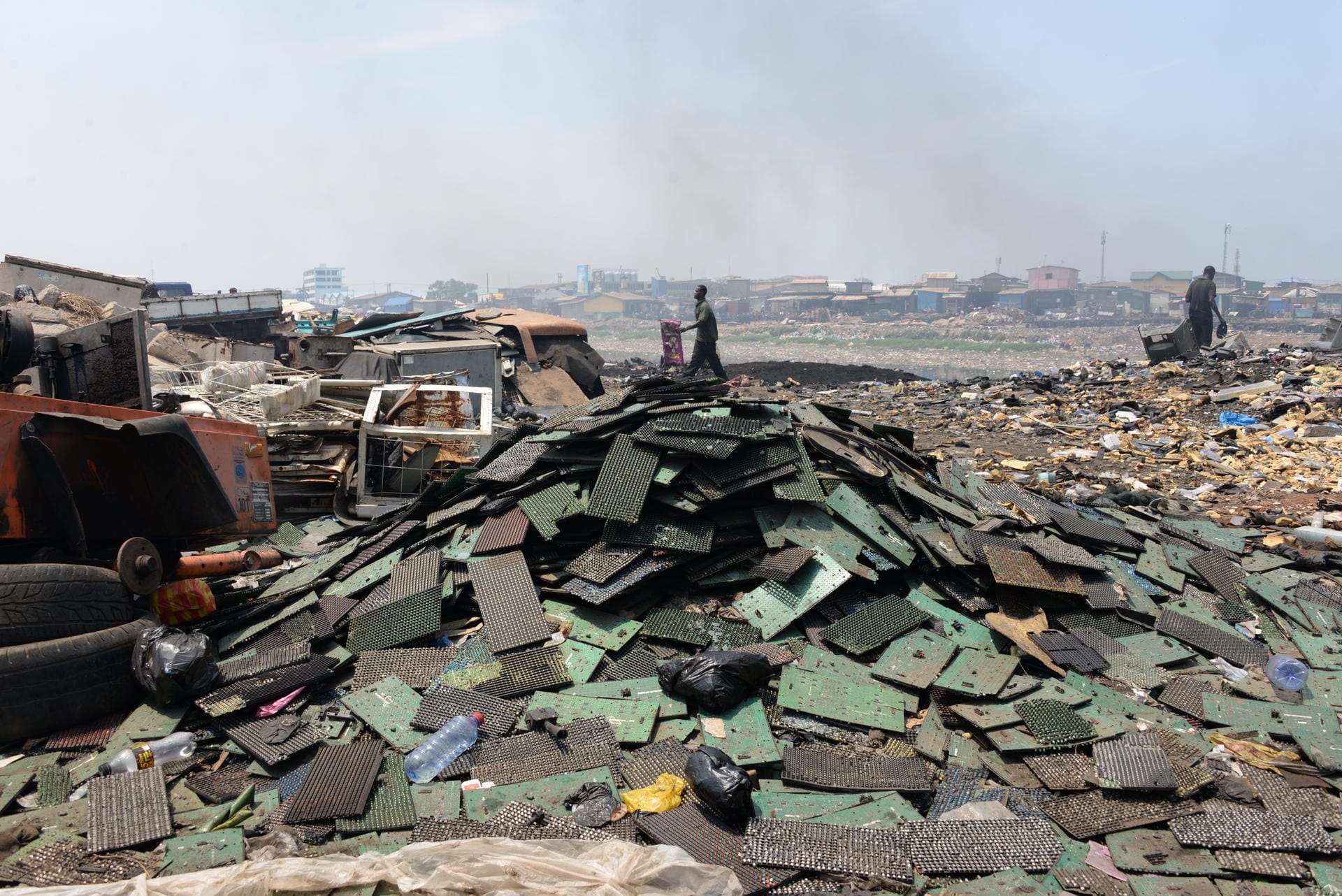Reste alter Elektrogeräte liegen auf einem großen Haufen auf dem Schrottplatz Agbogbloshie.