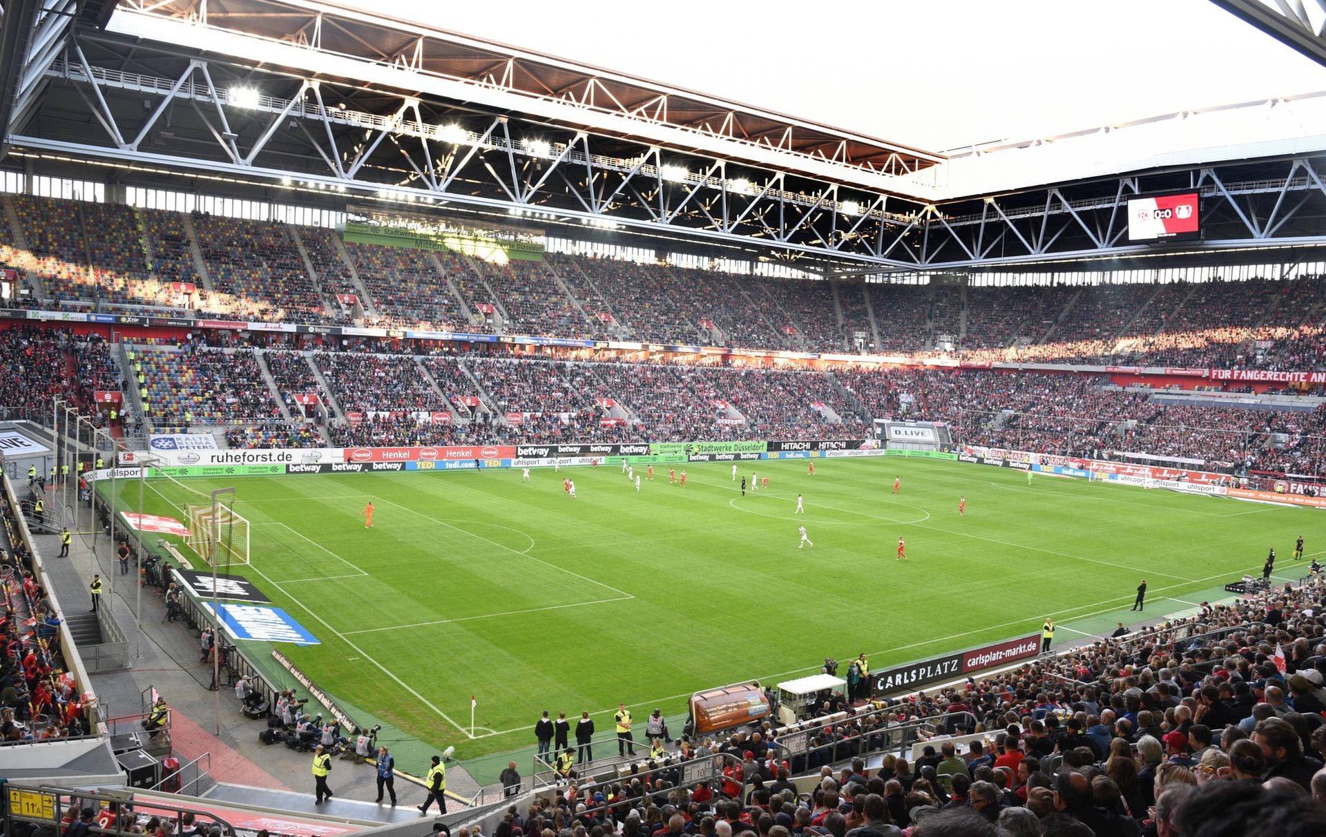Die Esprit Arena in Düsseldorf (54.600 Plätze).