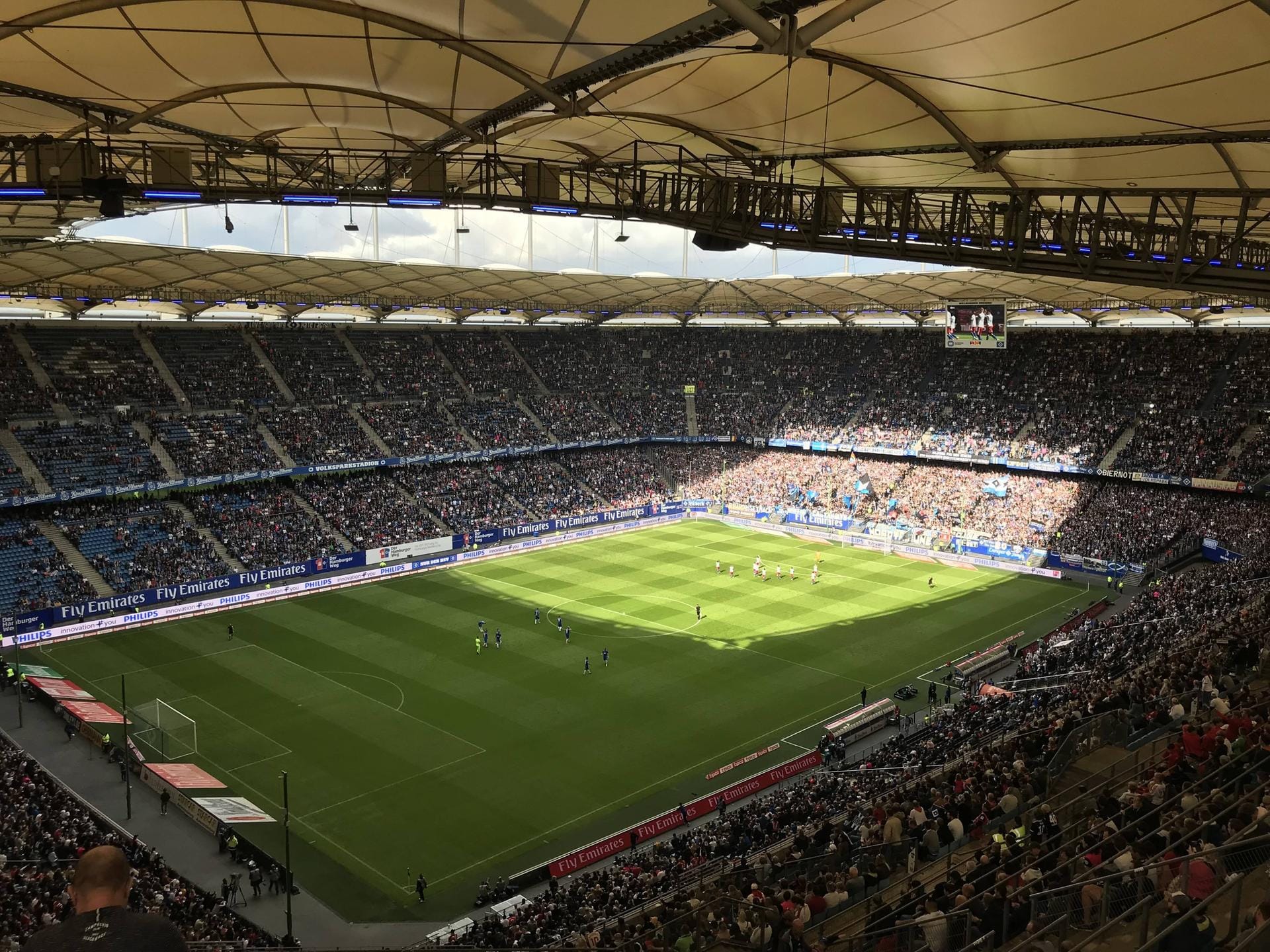 Das Volksparkstadion Hamburg (57.000 Plätze).