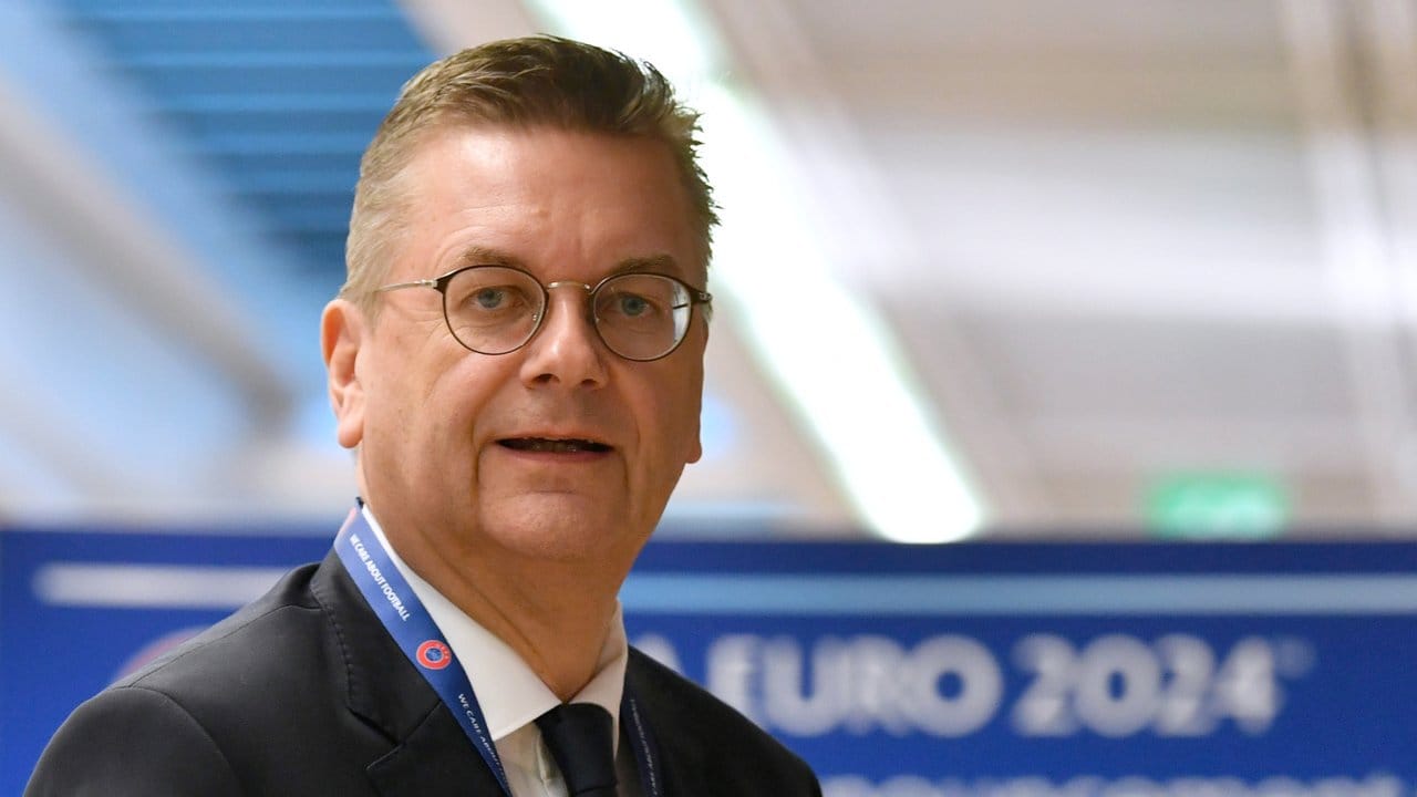 DFB-Präsident Reinhard Grindel freut sich über die EM-Vergabe nach Deutschland.