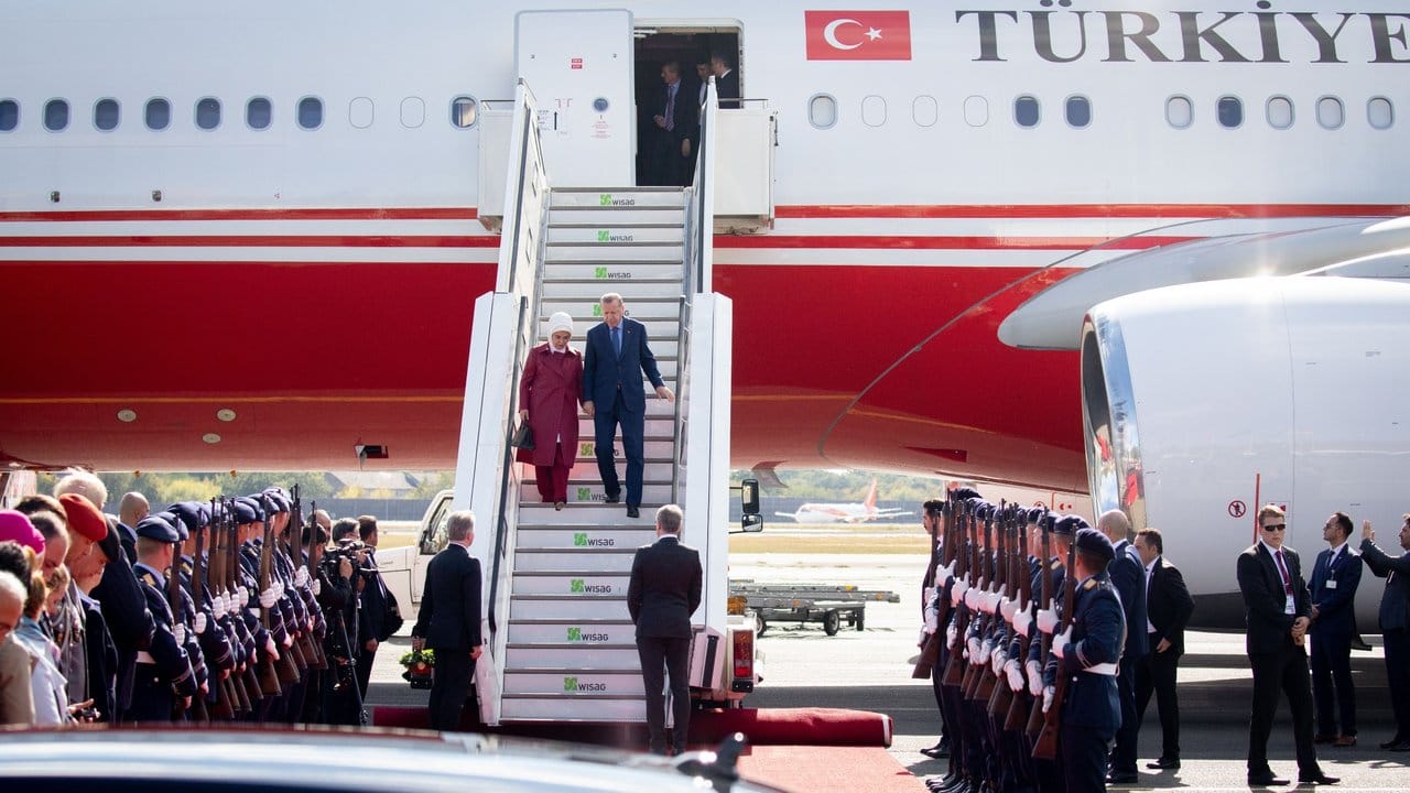 Recep Tayyip Erdogan und seine Frau Emine nach der Landung auf dem militärischen Teil des Flughafens Tegel.