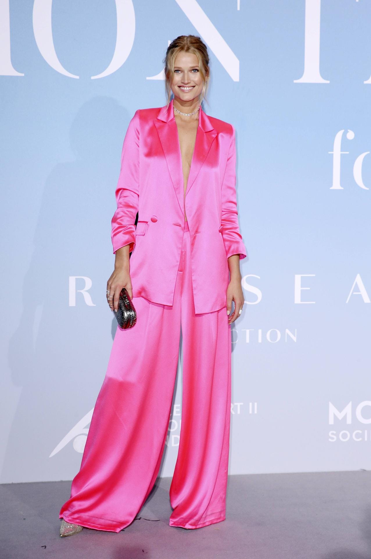 Farbenfroh: Toni Garrn begeisterte in einem pinkfarbenen Oversize-Anzug.
