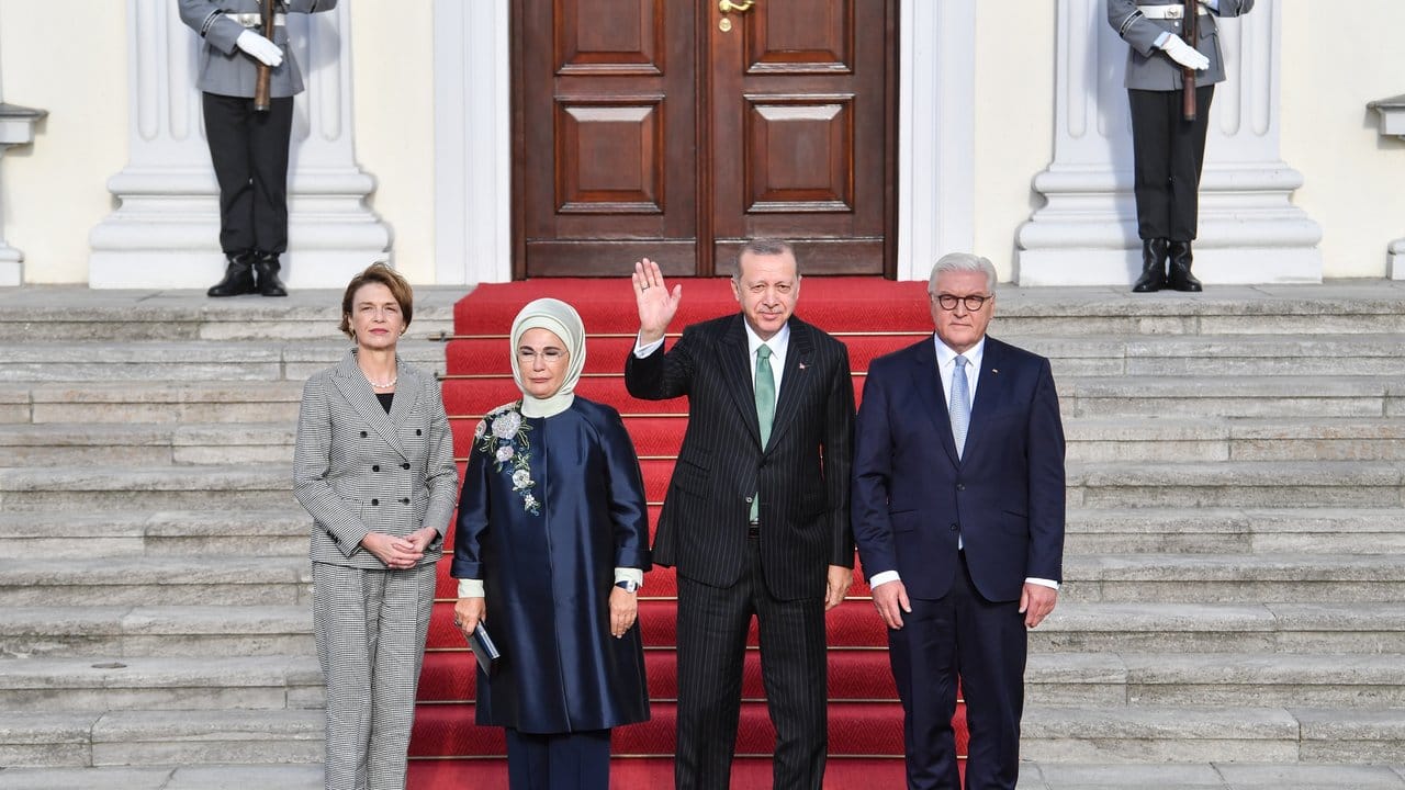 Bundespräsident Steinmeier und seine Frau Elke Büdenbender posieren mit Staatspräsident Erdogan und seiner Frau Emine Erdogan vor Schloss Bellevue für die Fotografen.