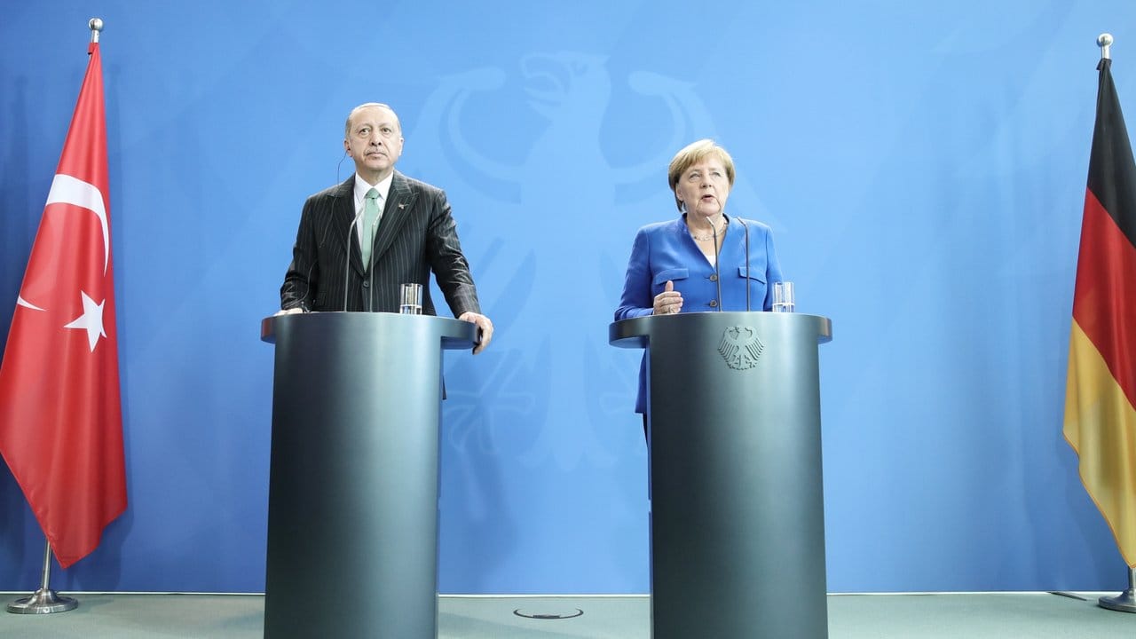 "Die Lage der Menschenrechte ist nicht so, wie ich mir das vorstelle", hatte Kanzlerin Merkel vor dem Treffen mit Präsident Erdogan gesagt.