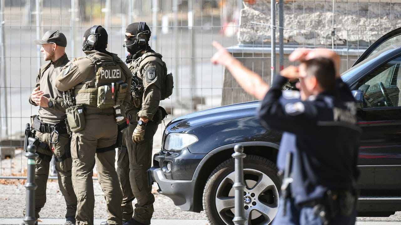 Polizisten sichern vor der Ankunft des türkischen Präsidenten das Gelände vor der Neuen Wache in Berlin.