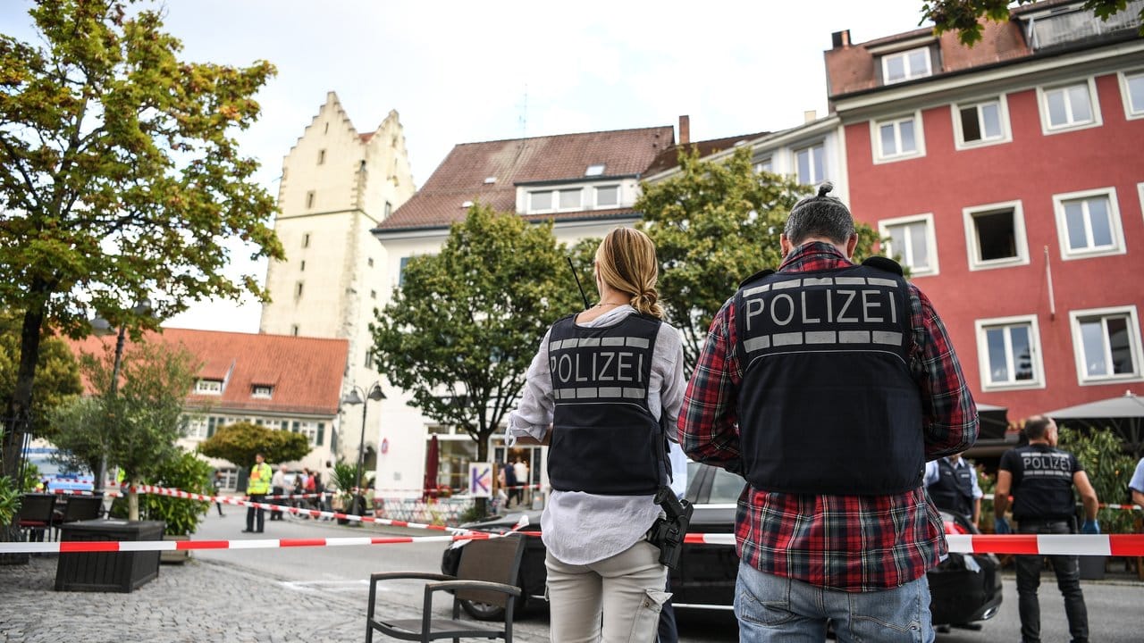 Polizisten stehen vor dem Tatort auf dem Marienplatz in Ravensburg. Polizisten stehen vor dem Tatort auf dem Marienplatz in Ravensburg.