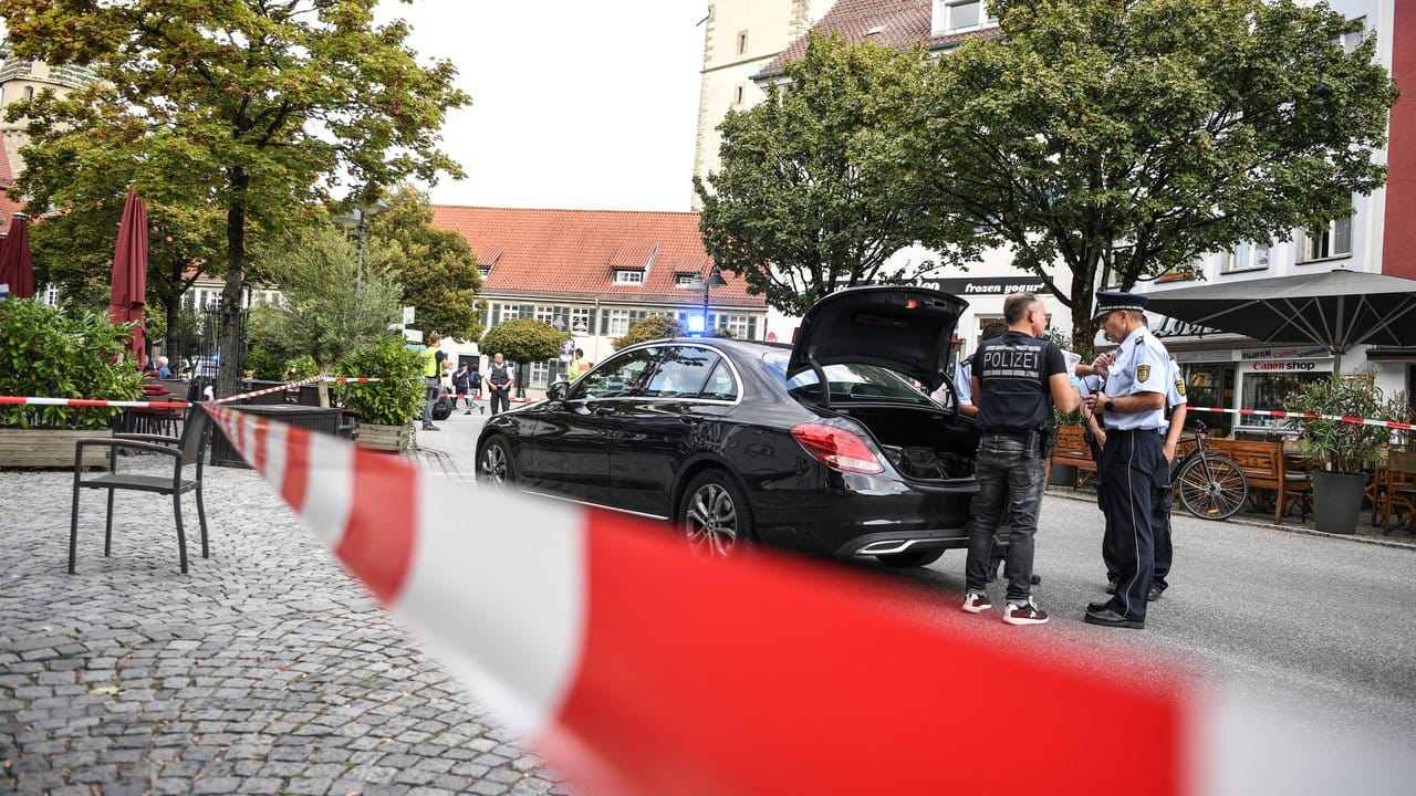 Ein Mann hatte in der Innenstadt drei Menschen mit einem Messer verletzt, einen davon lebensgefährlich. Ein Mann hatte in der Innenstadt drei Menschen mit einem Messer verletzt, einen davon lebensgefährlich.