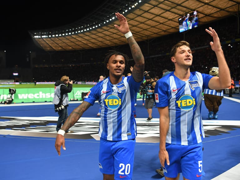 Herthas Valentino Lazaro (l.) und Niklas Stark jubeln synchron.