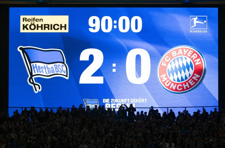 Die Anzeigetafel beweist nach 90 Minuten: 2:0 für Hertha BSC – der FC Bayern hat zum ersten Mal in dieser Saison verloren.