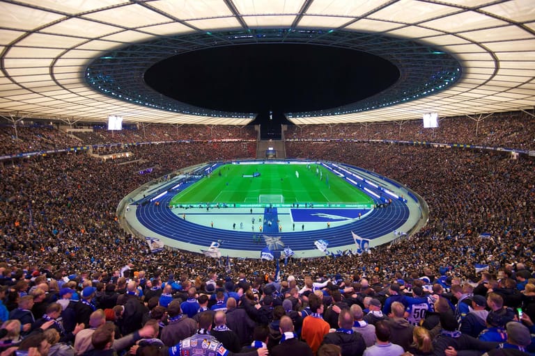 Endlich mal ausverkauft: Das Berliner Olympiastadion beim Topspiel am Freitag.