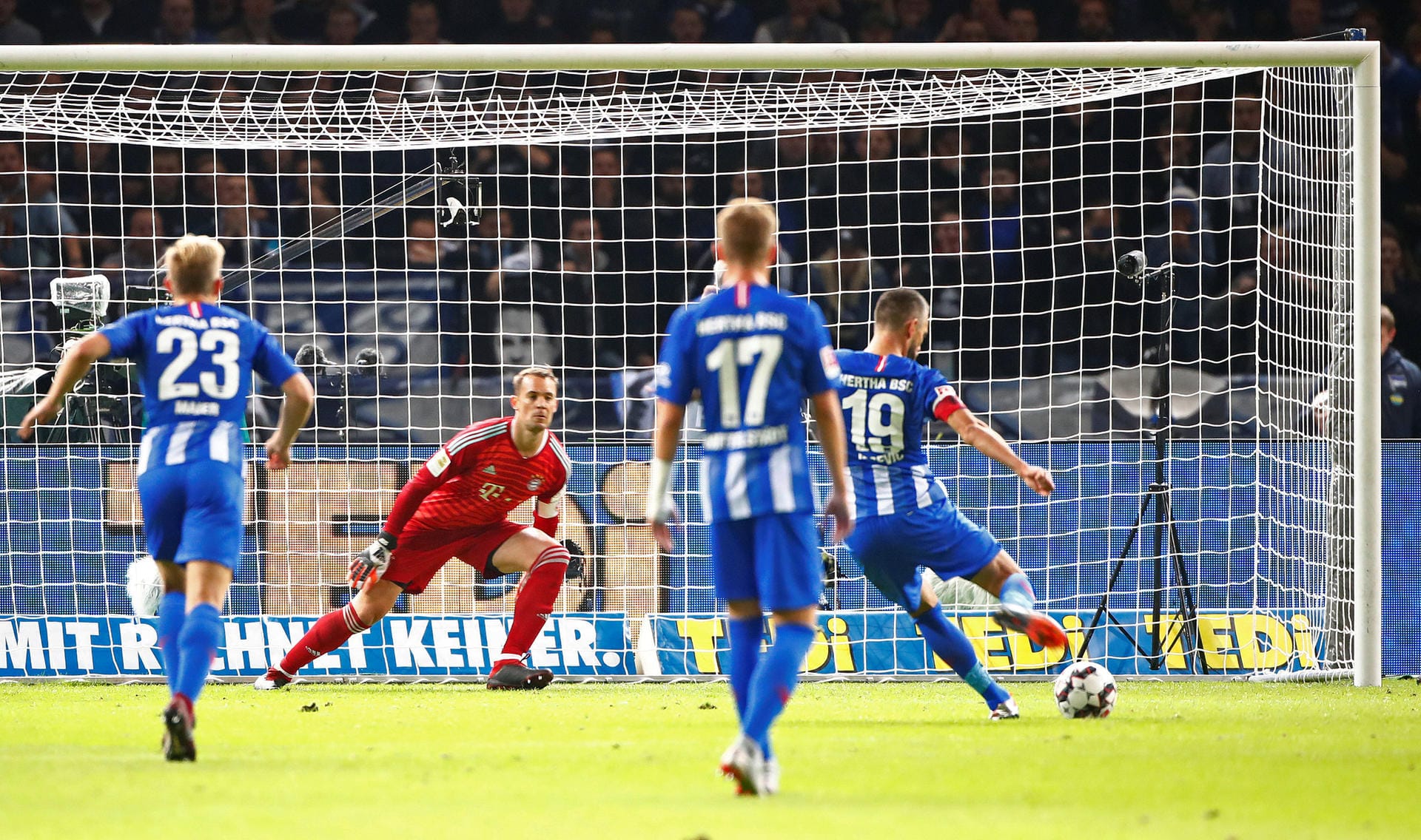 Die Führung für Hertha: Vedad Ibisevic verwandelt seinen Elfmeter eiskalt gegen Manuel Neuer.