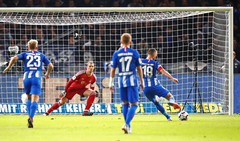Die Führung für Hertha: Vedad Ibisevic verwandelt seinen Elfmeter eiskalt gegen Manuel Neuer.